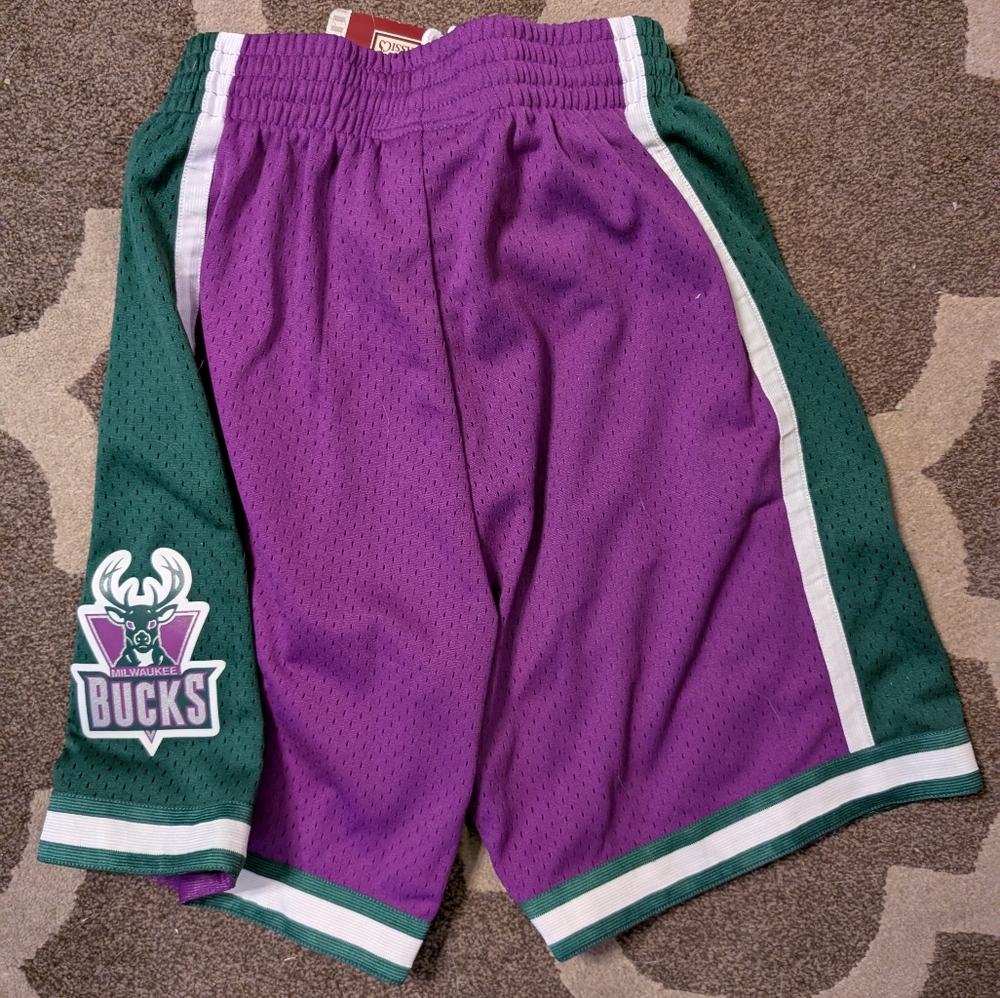 NWT Men’s Small Mitchell & Ness 2000-01 Milwaukee Bucks Swingman Shorts NBA Smal